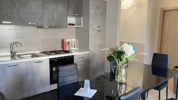 Coffee/tea maker, fridge, oven, stovetop