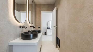 Luxury Suite, Balcony | Bathroom