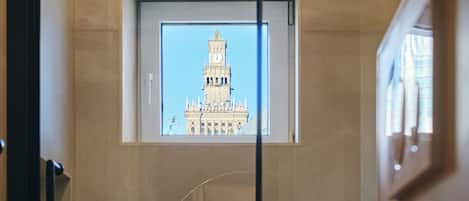 Vista de un edificio con una torre de reloj a través de una ventana.
