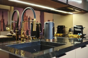 Eine Küchenarbeitsplatte mit Kaffeemaschine, Wasserkocher und Kaffeekanne.
