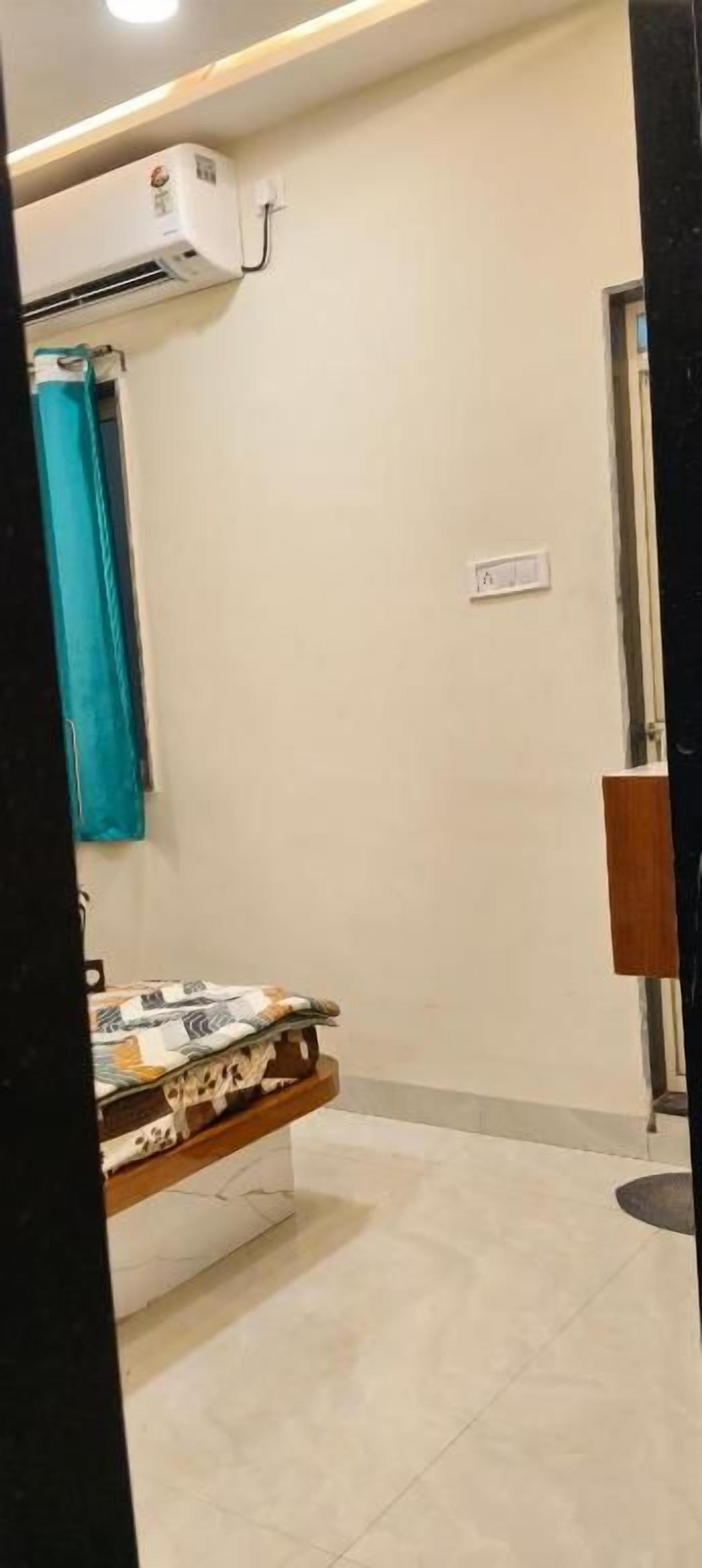 Una habitación de hotel con cama, baño y aire acondicionado.