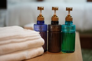 Drie flessen LIGZY-producten op een houten ondergrond.