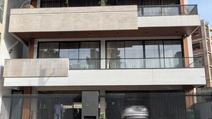 Un immeuble à plusieurs étages doté de balcons et de grandes fenêtres.