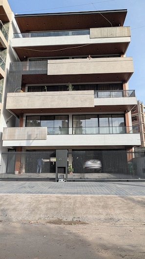 Exterior -  Large Airy Apartment with Park View. 10mins away from Lake (Panchkula)