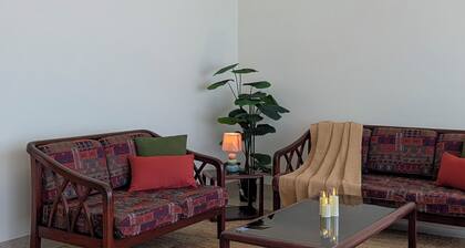 Large Airy Apartment with Park View. 10mins away from Lake