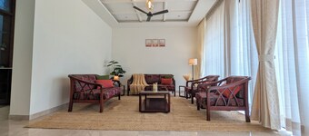  Large Airy Apartment with Park View. 10mins away from Lake