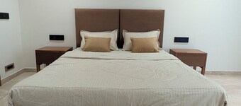  Large Airy Apartment with Park View. 10mins away from Lake