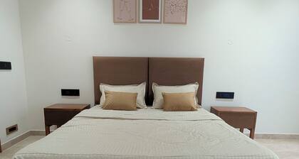 Large Airy Apartment with Park View. 10mins away from Lake