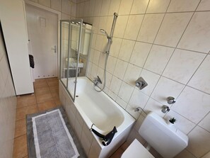 Secadora de cabello, toallas, jabón, papel de baño 