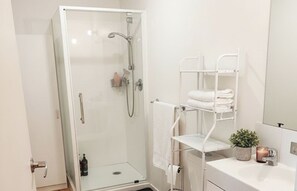 Bathroom - Artist Cottage near Mapua (Redwood Valley)