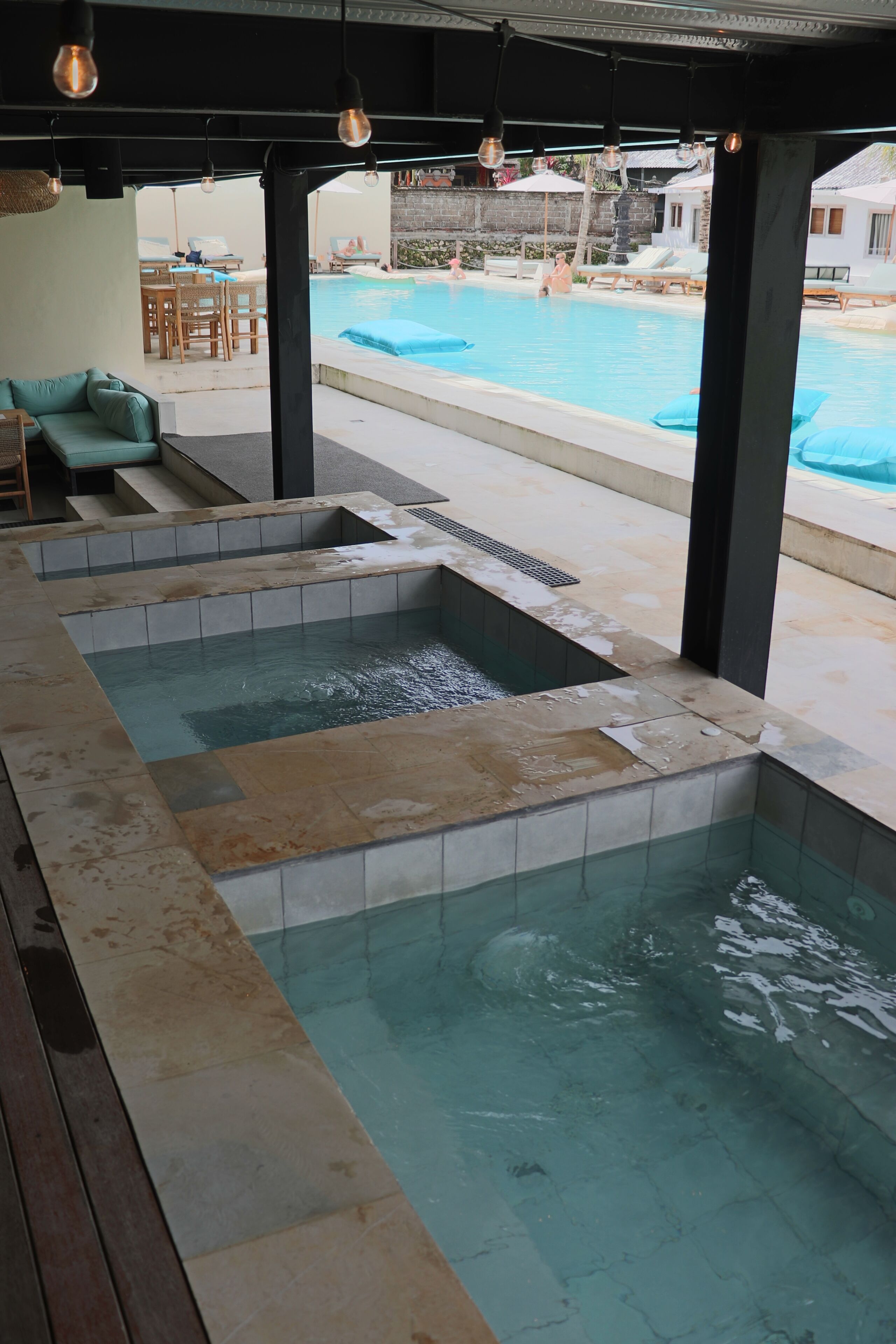 Ein Wellnessbereich mit Whirlpool und Pool.
