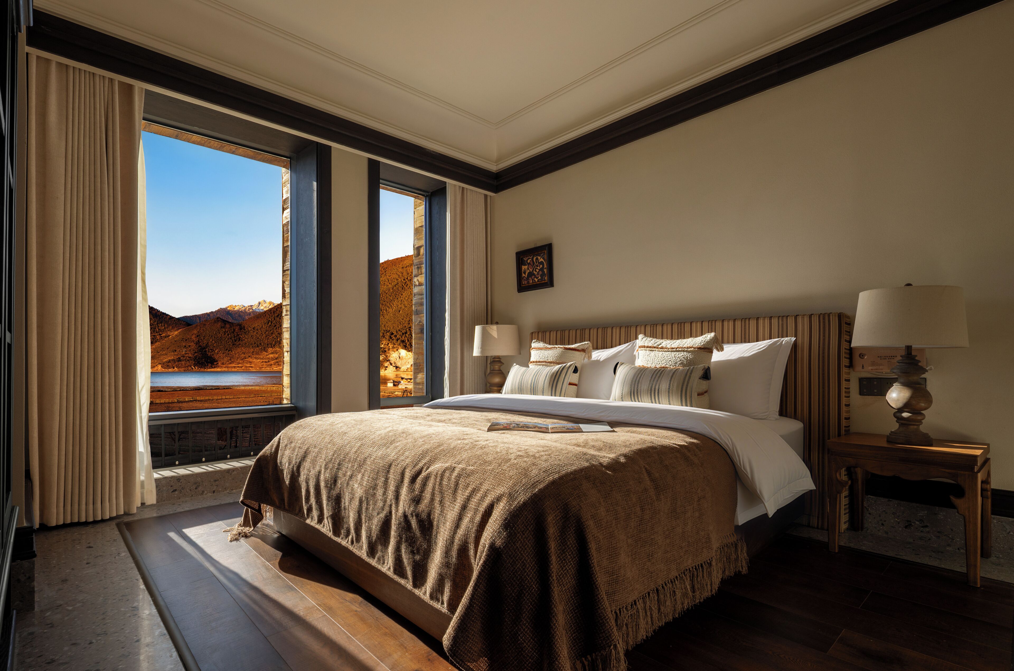 Cortinas blackout y tabla de planchar con plancha 