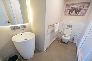Bathroom - Luxury and spacious 1BR Apartment at the Curve by the Park Nairobi Mombasa road. (Nairobi)