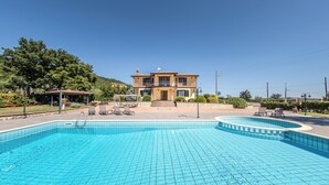 Villa, Balcony, Pool View | Kolam renang | Kolam renang terbuka bermusim 
