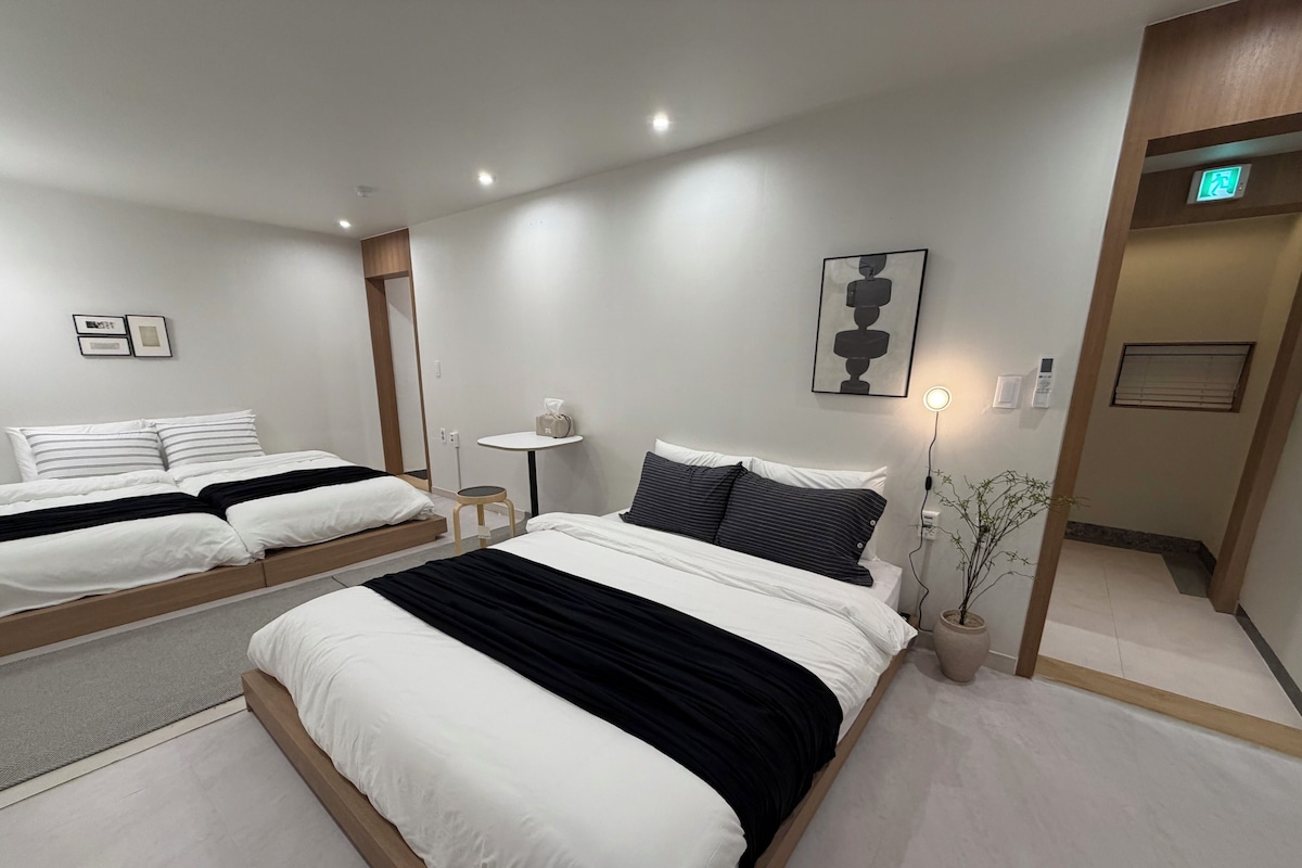 Family Triple Room | Peralatan tempat tidur hipoalergenik, bar mini percuma, meja 