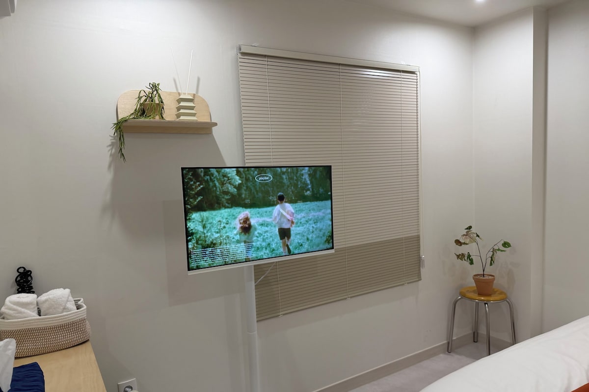 Premium Double Room | Peralatan tempat tidur hipoalergenik, bar mini percuma, meja 
