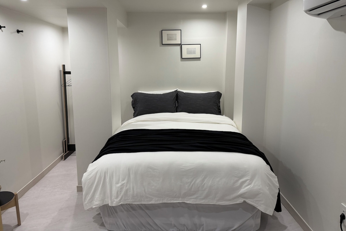 Deluxe Double Room, City View | Peralatan tempat tidur hipoalergenik, bar mini percuma, meja 