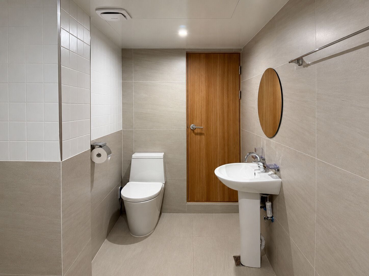 Executive Twin Room | Bathroom | Separate tub and shower, free toiletries, hair dryer, towels