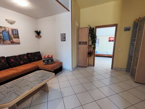 A living room with a sofa, a coffee table, a cabinet, and a door leading to another room. - Ferienwohnung "Dorade" villa Riba in Pula ruhig trotzdem Zentrum und Meeresnähe (Pula)