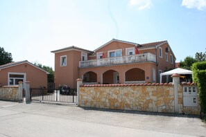 A two-story building with a stone facade, a balcony with railings, and a gated entrance. - Ferienwohnung "Dorade" villa Riba in Pula ruhig trotzdem Zentrum und Meeresnähe (Pula)