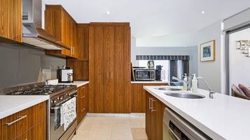 Coffee/tea maker, fridge, microwave, oven