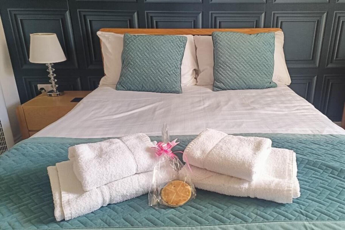 Standard Double Room | Desk, laptop workspace, iron/ironing board, free WiFi
