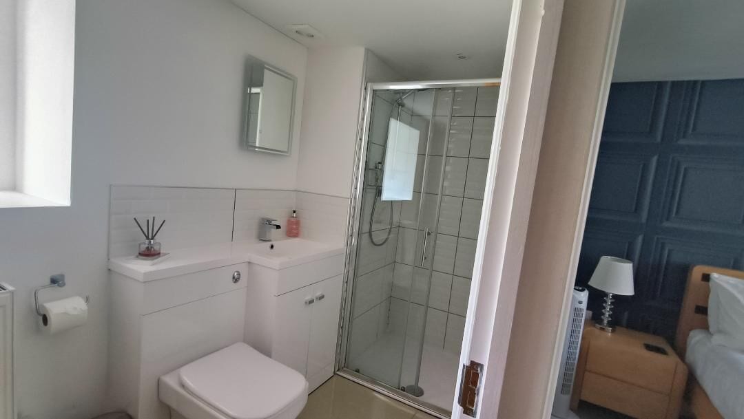 Ein Badezimmer mit Toilette, Waschbecken und Dusche.