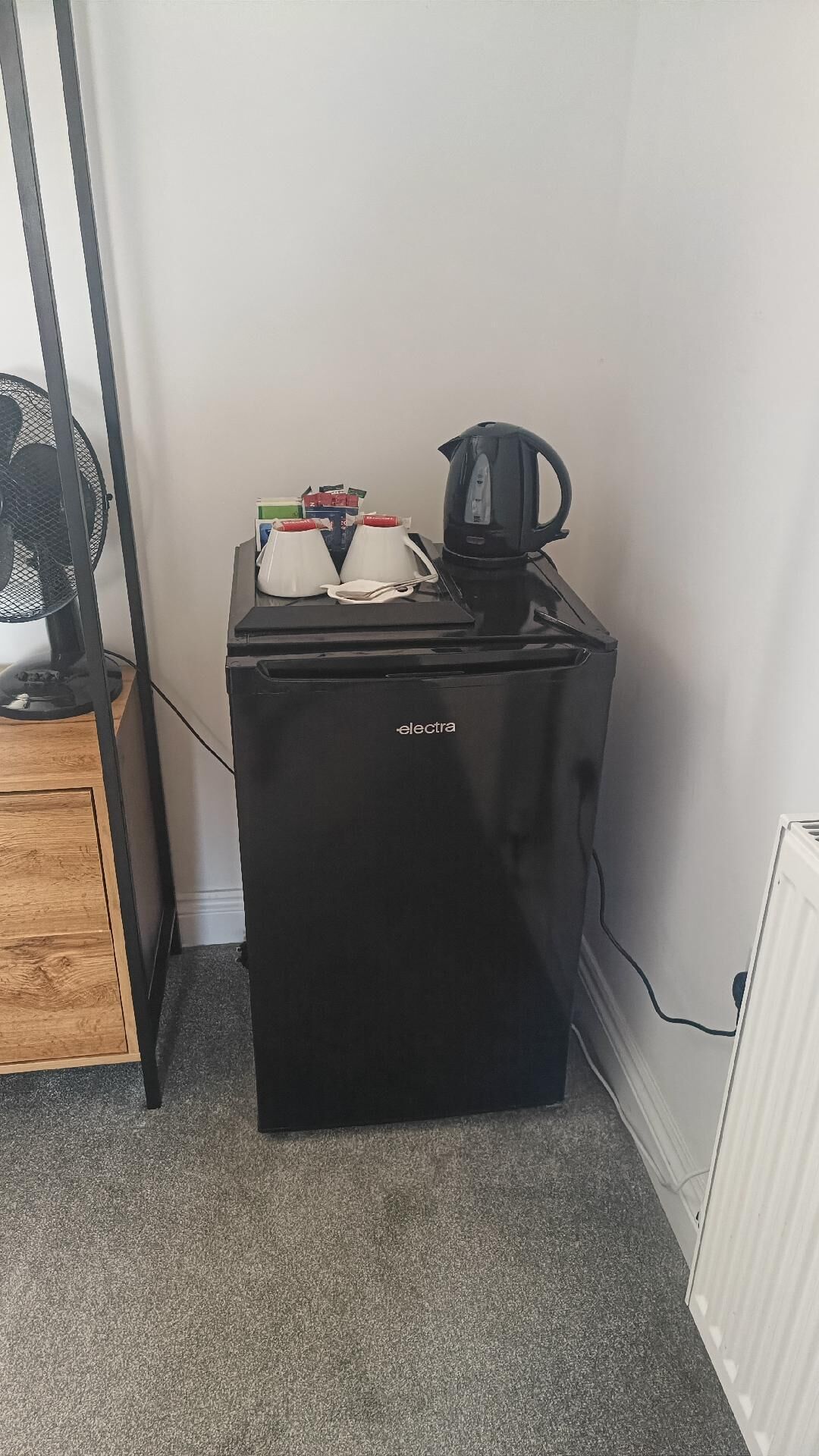 Escritorio y espacio para trabajar con laptop 