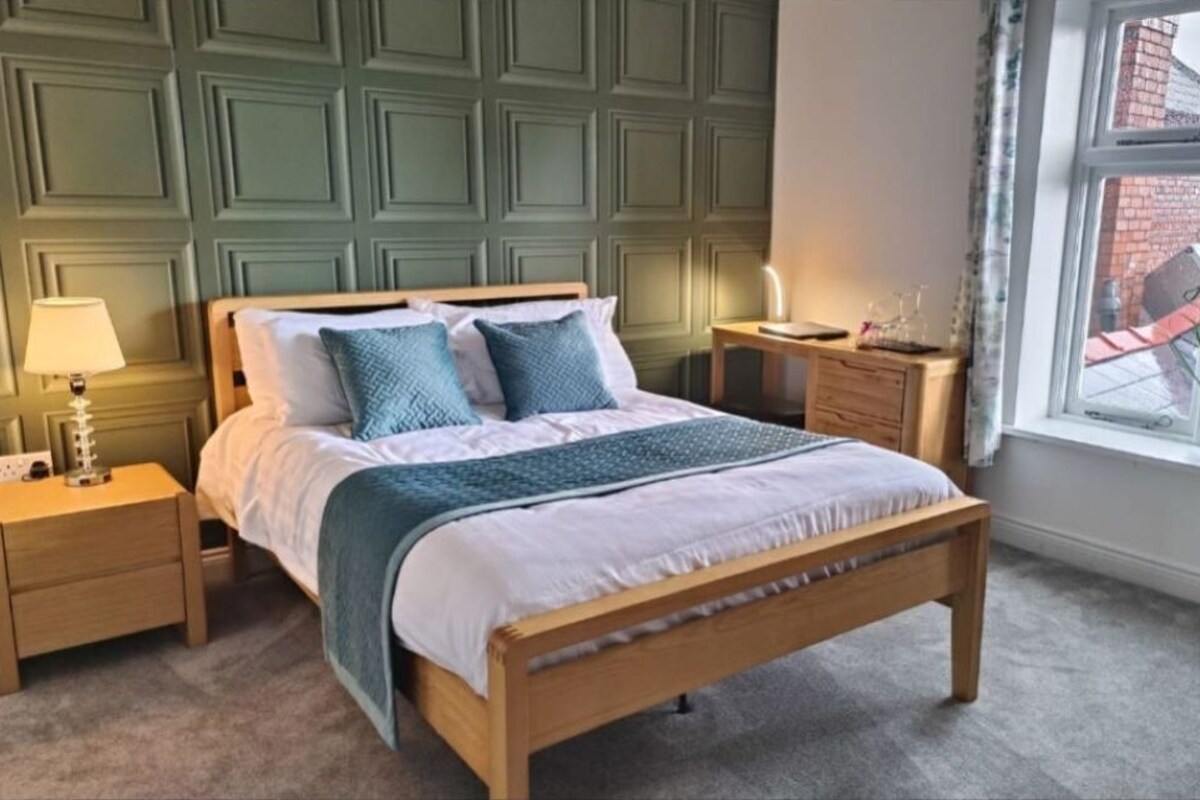 Standard Double Room | Desk, laptop workspace, iron/ironing board, free WiFi
