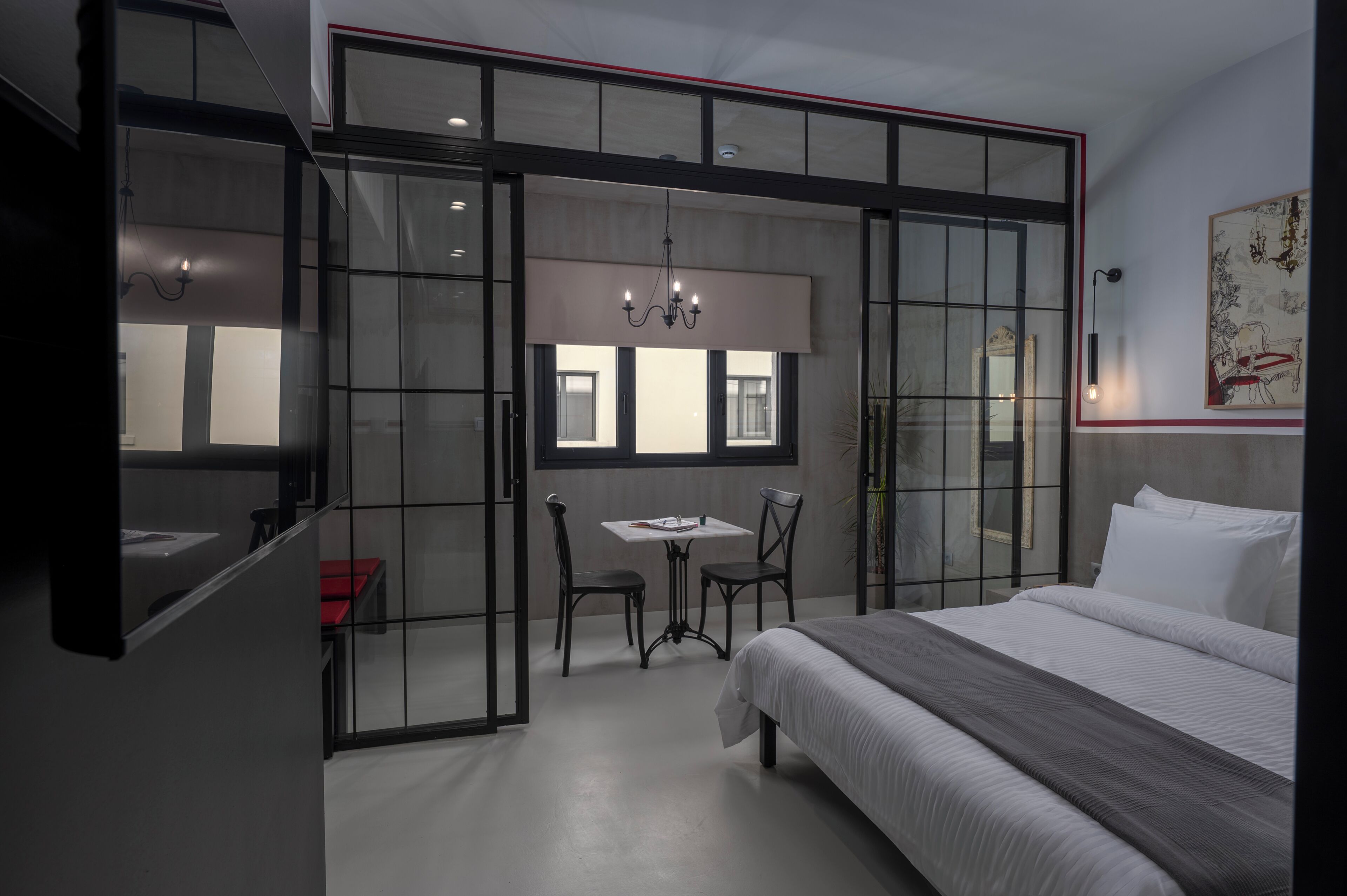 Un dormitorio moderno con cama, escritorio y silla.