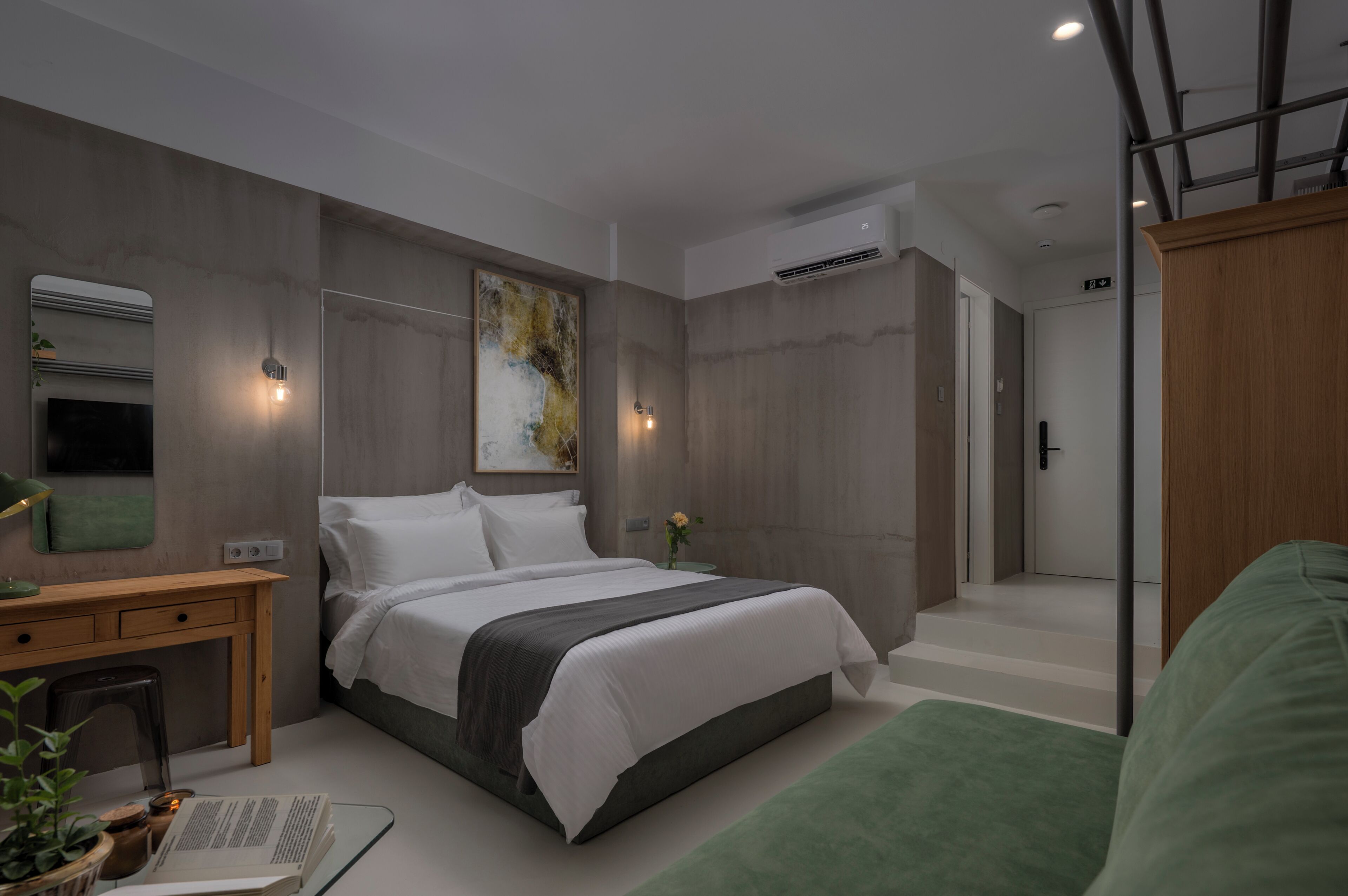 Une chambre à coucher moderne avec un lit, une table de chevet et un grand tableau abstrait accroché au mur.