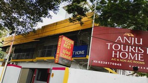 A building with multiple signs advertising rooms for rent and tourist accommodations.