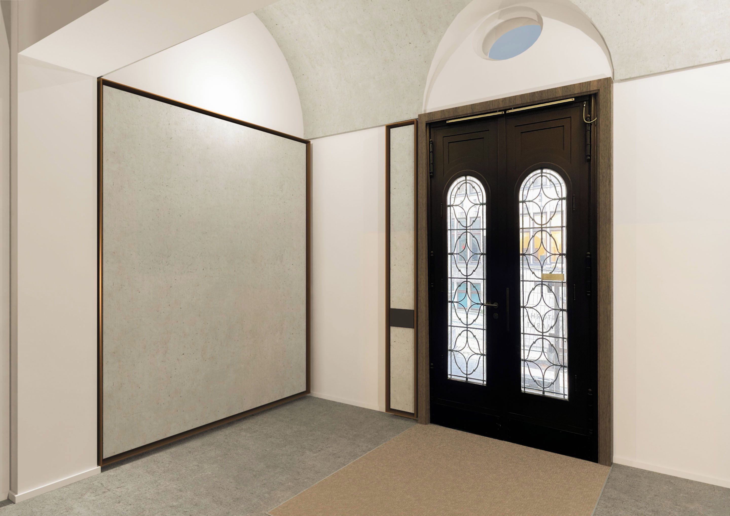 Corredor com porta preta, janelas de vitral, porta deslizante grande e chão coberto de carpete.