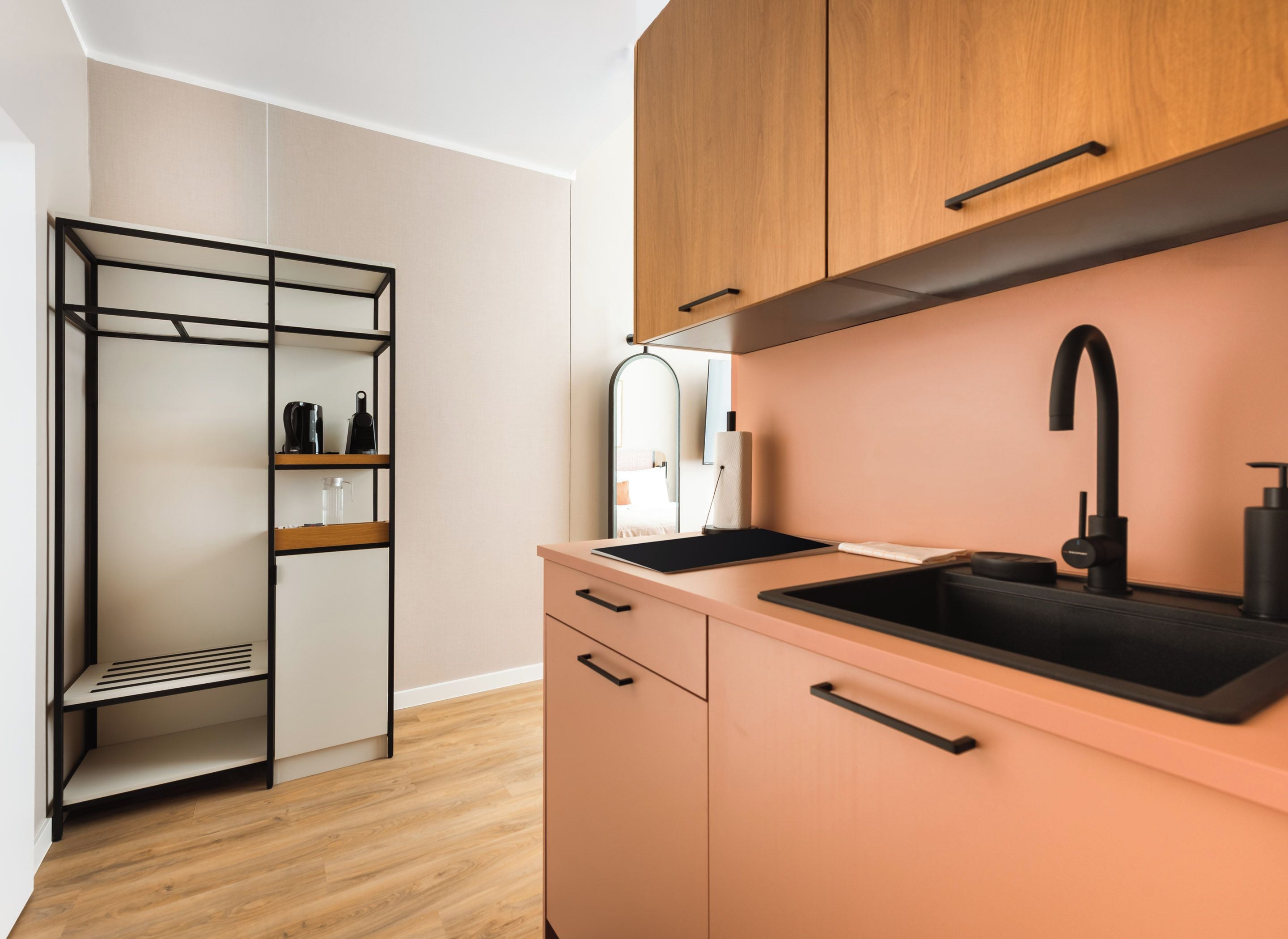 Una cocina moderna con un lavamanos, encimera y armarios de madera.