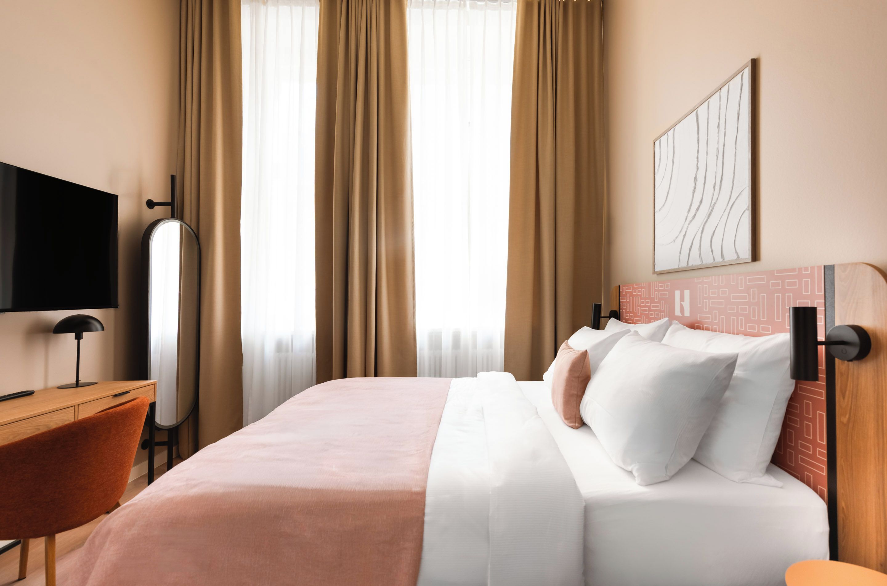 Double Room | Meja, ruang kerja komputer riba, langsir/tirai gelap terus 