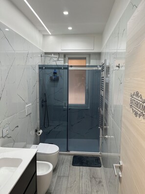 Dusche, Haartrockner, Bidet, Handtücher