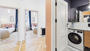 Une chambre à coucher moderne avec un lit, une table de chevet et un miroir.