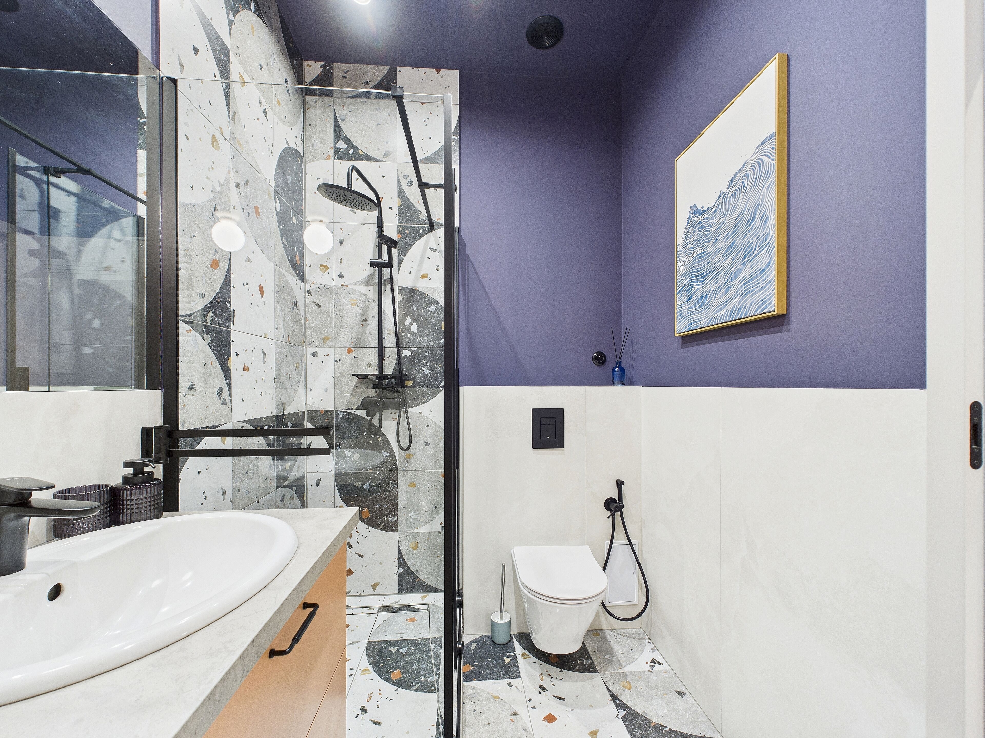 Shower, hair dryer, bidet, towels