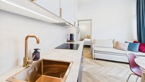 Une cuisine moderne équipée d’un évier, d’un robinet et d’un plan de travail.