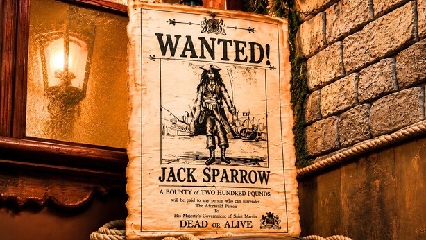 Un cartel de búsqueda con la figura de Jack Sparrow, un barril de madera y una cuerda.