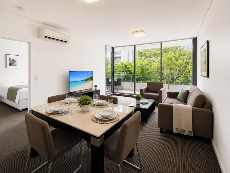 Southport Serenity - Modern Coastal Stay - Gold Coast