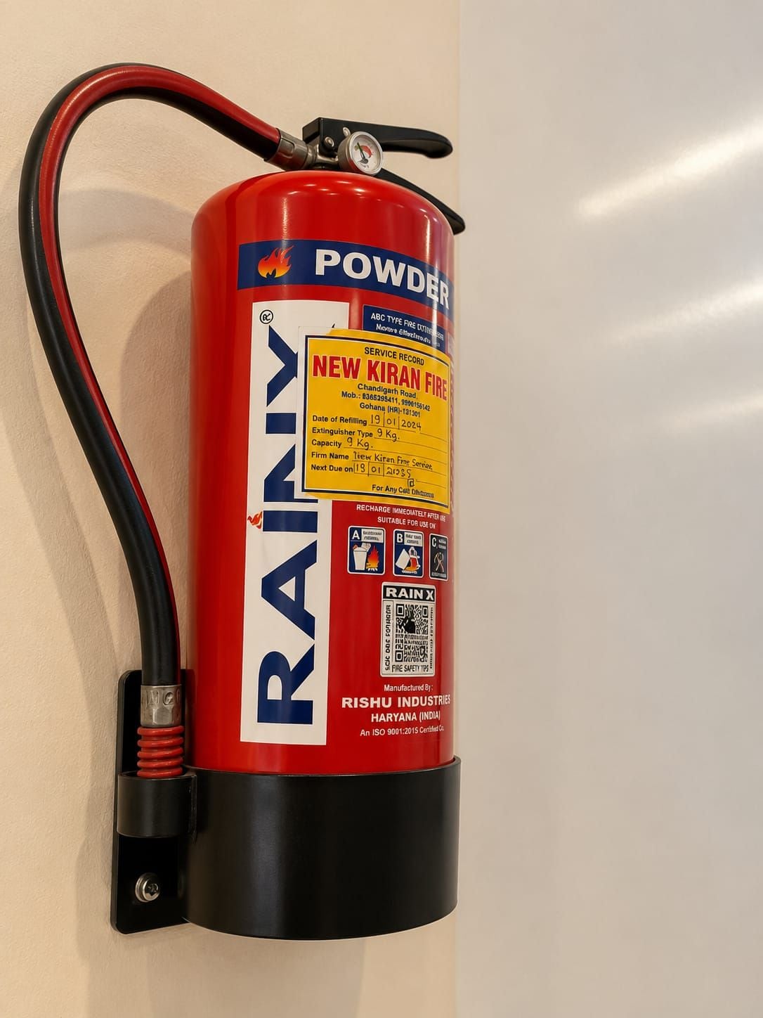 Un extintor rojo sujeto a la pared.
