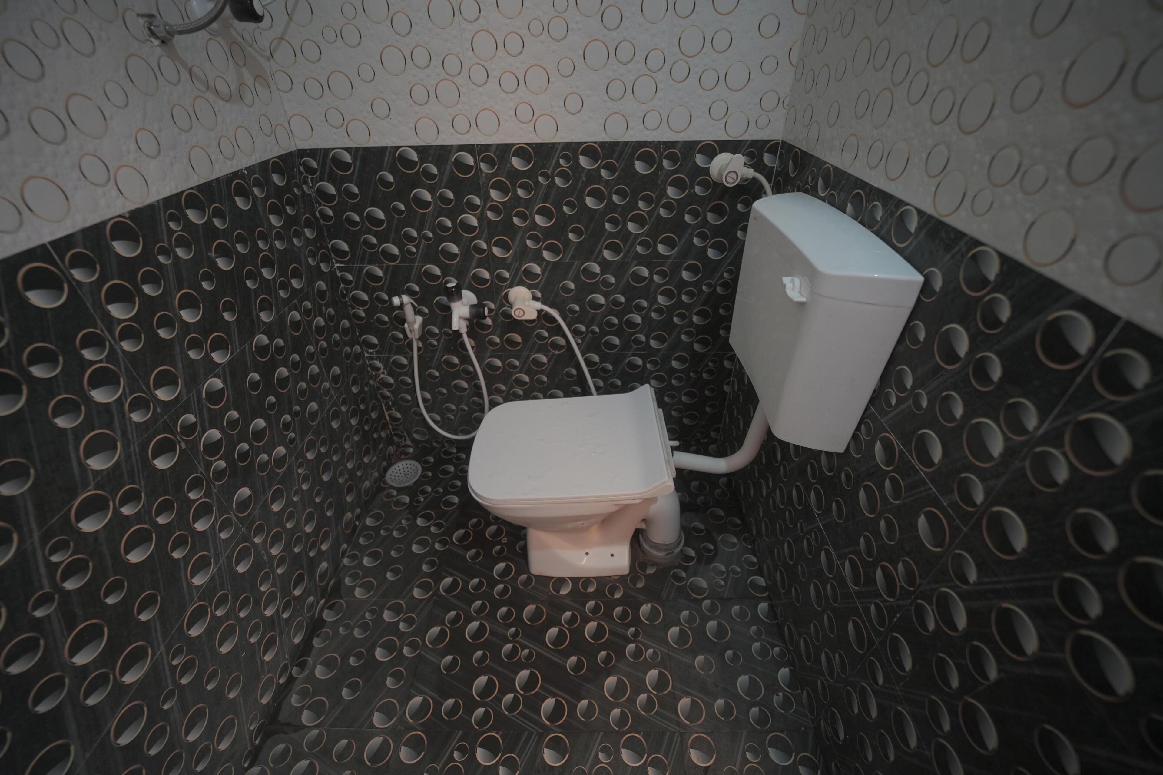 Deluxe kamer | Badkamer | Een douche, een haardroger, handdoeken, zeep