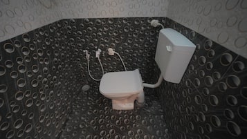 Een badkamer met toilet, douche en wastafel.
