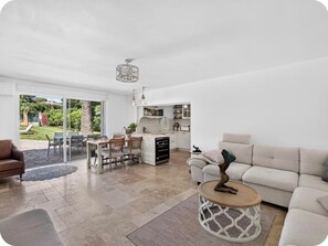 Living area - Luxury 5-Bedroom Villa in Cap d’Antibes with Private Pool (Antibes)