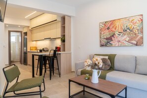 A modern apartment with a kitchen, dining area, and living room. - Pananos Sq. House I (Heraklion)