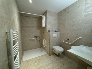 Ein modernes Badezimmer mit Dusche, Toilette und Waschbecken.