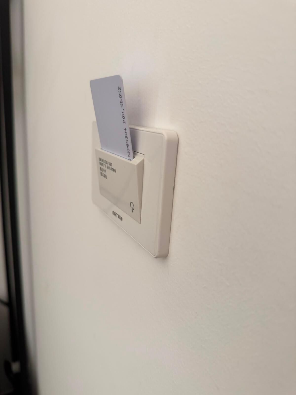 Un lecteur de carte fixé au mur, probablement utilisé pour l’accès aux chambres ou pour effectuer des paiements.