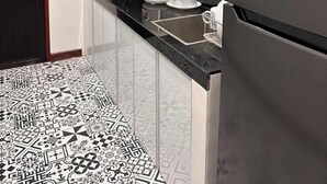 Nhà tiện nghi đơn giản, 3 phòng ngủ, máy điều hòa, quang cảnh thành phố | Bếp nhỏ riêng