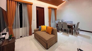 Nhà tiện nghi đơn giản, 3 phòng ngủ, máy điều hòa, quang cảnh thành phố | Phòng khách